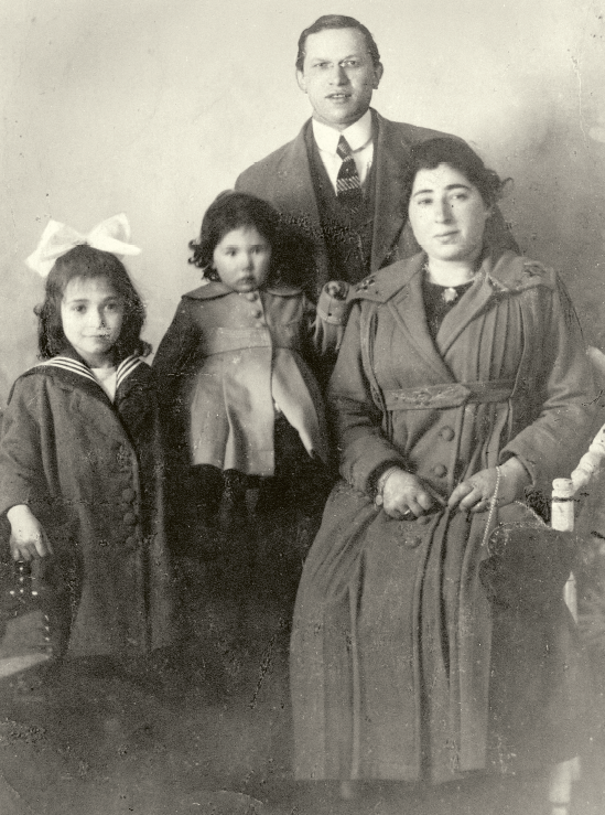 De familie Brilleslijper omstreeks 1918, v.l.n.r. Lientje, Janny, vader Joseph, moeder Fijtje
