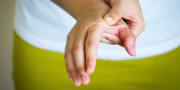 Wanneer pijn in de handen nog geen reuma is – maar het wel kan worden