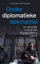 Onder diplomatieke dekmantel van Ron Geraets en Bob de Graaff (ISBN 9789024475766)