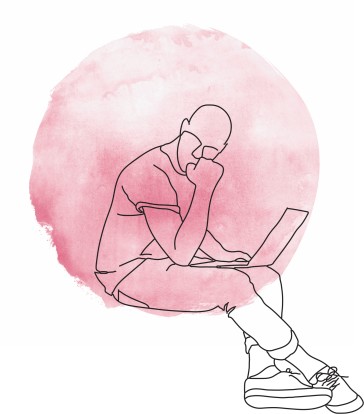 Een persoon werkt op een laptop en denkt na