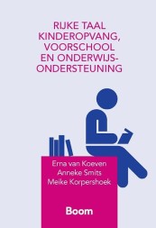 Omslag Rijke Taal Kinderopvang, poppetje zit en leest.